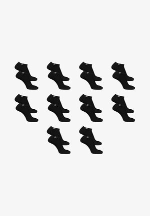 Dix paires de chaussettes noires coupées à la cheville disposées en deux rangées sur un fond blanc, chaque paire montrant la vue latérale avec un petit logo sur le bord.