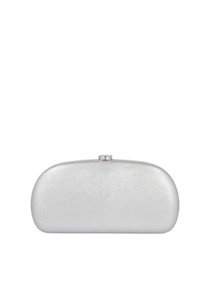 Bolso clutch rígido con textura metálica plateada, bordes redondeados y pequeño cierre de broche en la parte superior.