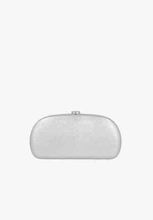 Bolso clutch rígido con textura metálica plateada, bordes redondeados y pequeño cierre de broche en la parte superior.