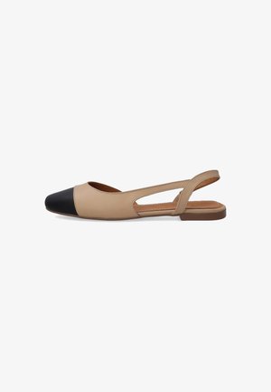 Hnědo-černé barevně blokované ploché slingback boty s špičatou špičkou, výřezem a hnědou podrážkou. Vyrobeno z hladké kůže.