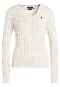 V-ringad stickad tröja i off-white med kabelmönster, ribbade ärmar och nederkant samt en liten logotyp på bröstet.