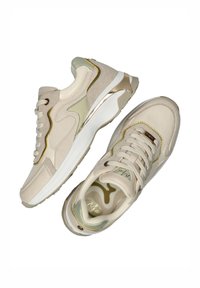 Sneakers beige con tomaia in suede e mesh, dettagli dorati e suola testurizzata. Presentano un morbido interno con motivo camouflage.