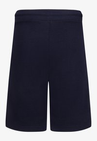 Námořnické modré kraťasy do délky kolen s elastickým pasem a bez viditelných log nebo vzorů, zobrazené zepředu na bílém pozadí.