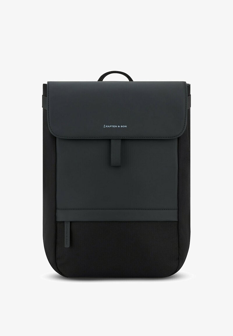 Mochila negra con una tapa gris oscura, fabricada con materiales duraderos. Cuenta con un asa superior, un logotipo destacado y un diseño suave y elegante.