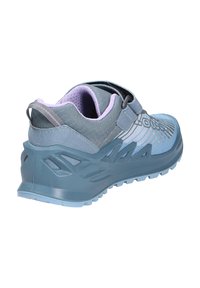 Chaussure de sport bleu clair avec des accents gris, un dessus texturé, une sangle Velcro et une semelle robuste conçue pour l'adhérence.