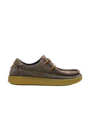 Zapato casual marrón de ante bajo con cordones en la parte delantera, suela de goma amarilla y forro de tela estampada visible en el interior.