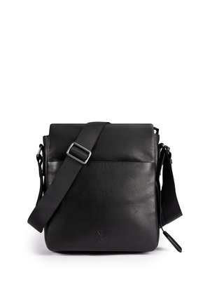 Schwarze Leder-Umhängetasche mit verstellbarem Stoffriemen und Klappverschluss, mit dezent geprägtem Branding auf der Vorderseite.