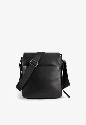 Schwarze Leder-Umhängetasche mit verstellbarem Stoffriemen und Klappverschluss, mit dezent geprägtem Branding auf der Vorderseite.