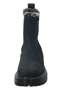 Sort ankelstøvle i ruskind med en tekstureret grå kunstpelskrave, elastiske sidepaneler og en tykk gummisål med et mønster på slidbanen.