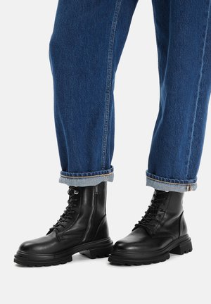 CEO - Botki na platformie