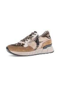 Sneaker met een mix van tan suede en luipaardprint stof. Beschikt over zwarte veters, een zijrits en een dikke, getextureerde zool.