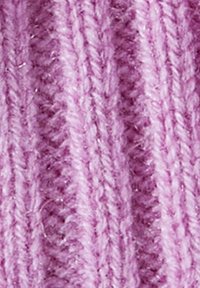 Tessuto lavorato a maglia di un viola chiaro con una texture a coste verticali. Le fibre sembrano morbide con una leggera lucentezza, mostrando un motivo uniforme.