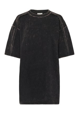 Oversized zwarte T-shirt van gestructureerd katoen, met zachte, verweerde stof, brede mouwen en contrasterende stiksels langs de naden.