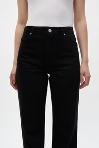 Jeans neri a vita alta in denim con taglio dritto. Presentano una chiusura frontale con bottone, cinque tasche e una trama sottile.