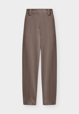 Καφέ παντελόνι κανονικής γραμμής με ψηλόμεση μέση, θηλιές για ζώνη και έντονες πτυχώσεις μπροστά και πίσω.