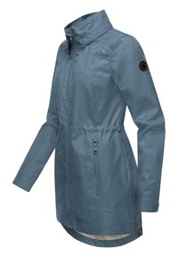 Veste bleue mi-longue en matériau lisse et léger, avec un col montant, une taille à cordon de serrage et des poches zippées sur les côtés.