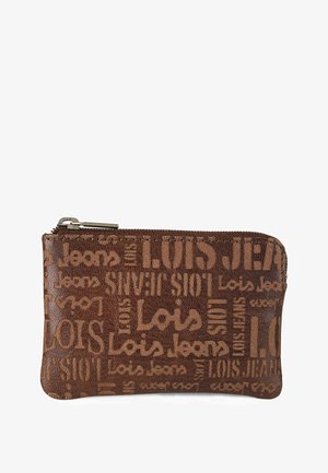 Cartera marrón con cremallera hecha de cuero sintético texturizado, que presenta un patrón en relieve con el nombre de la marca y varios diseños en la superficie.