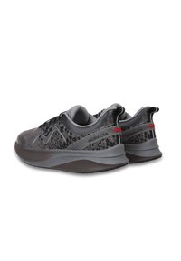 Graue Laufschuhe mit einer strukturierten Oberseite und schwarzen Akzenten. Verfügt über eine gepolsterte Sohle und Logodetail an der Seite und Ferse.