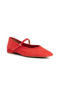 Rode suède puntige ballerina met een lage hak en een dunne verstelbare band over de bovenkant.