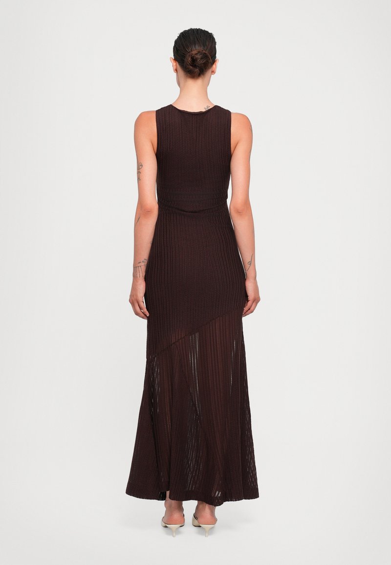 Braunes, geripptes Maxikleid mit ärmellosem Design, asymmetrischer Saumlinie und tailliertem Schnitt, aus leichtem, strukturiertem Material.