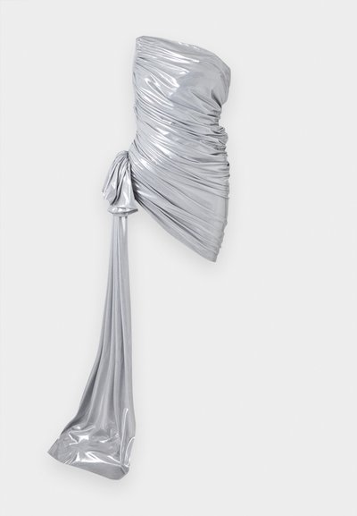 Μίνι φόρεμα σε μεταλλικό ασημί χωρίς τιράντες με ραμμένο ύφασμα και μακριά ριγέ ταινία που κρέμεται από τη μία πλευρά.