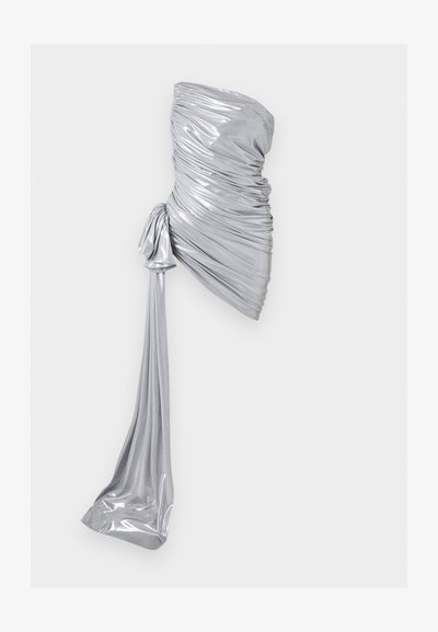 Μίνι φόρεμα σε μεταλλικό ασημί χωρίς τιράντες με ραμμένο ύφασμα και μακριά ριγέ ταινία που κρέμεται από τη μία πλευρά.