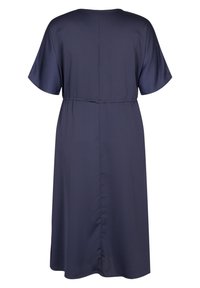 Robe bleu marine longueur genou avec manches courtes, couture à la taille et vue de dos droite sur fond blanc.