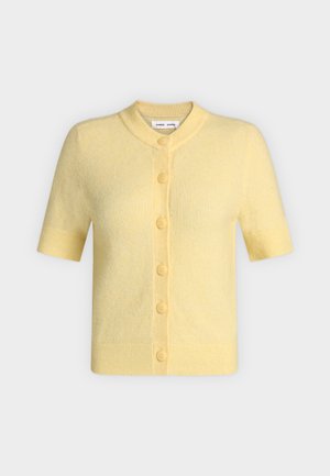 Cardigan morbido giallo a maniche corte con scollo rotondo, polsini e orlo a coste e sei bottoni abbinati sul davanti.