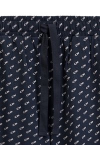 Granatowe szorty piżamowe o miękkiej teksturze, z białym powtarzającym się wzorem logo. Elastyczny pas z dopasowanym sznurkiem.