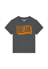 Graues T-Shirt mit kurzen Ärmeln aus Baumwolle, das ein orangefarbenes "DREAM"-Graphic in fetten Blockbuchstaben auf der Vorderseite zeigt.