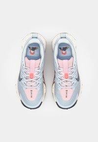 Chaussures de sport Nike en bleu clair, rose et gris. Tige en maille avec des motifs texturés, semelle extérieure en caoutchouc et semelles graphiques uniques.