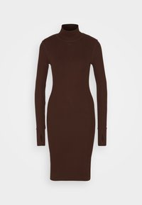 Brun, långärmad, polokragsklänning i ribbat tyg. Har en figurnära silhuett och sidoskärningar vid ärmsluten.