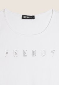 T-shirt bianca in cotone con scollo rotondo, con la parola in rilievo "FREDDY" in filo argento ricamata sul petto.