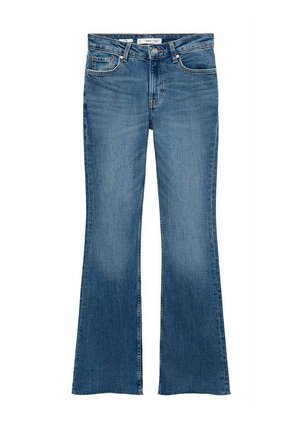 Jeans in denim blu svasati con vita media, dotati di tasche frontali e una texture liscia, con un design pulito e classico.