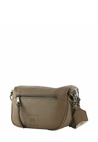 Sac bandoulière en cuir marron avec une finition texturée, doté d'une poche avant zippée et d'un porte-clés amovible en guise d'accent.