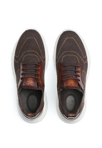 Braune Strick-Sneaker mit strukturierten Oberflächen, Lederakzenten, braunen Schnürsenkeln und einer weißen Gummisohle. Runde Zehenpartie und gepolsterter Innenbereich.