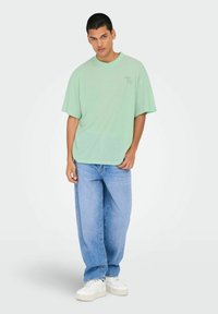 Only & Sons LOCKER GESCHNITTEN RUNDHALS KASTIGE ÄRMEL - T-shirt print - birds egg green