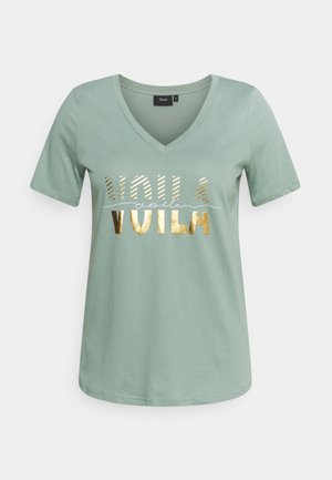 SHAPED TEE WITH V NECK - Triko s potiskem - chinois green