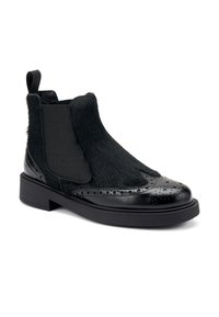 Las botas Chelsea negras presentan una combinación de cuero brillante y tela de piel texturizada, con puntera redonda y paneles laterales elásticos.