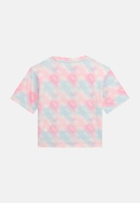 Kortærmet, cropped t-shirt lavet af let stof, med en pastelgradient og gentaget logomønster i pink- og blåtone.