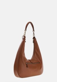 Bruine leren hobo-tas met een gladde textuur, gebogen vorm, goudkleurige hardware en een voorvak met ritssluiting voor opslag.