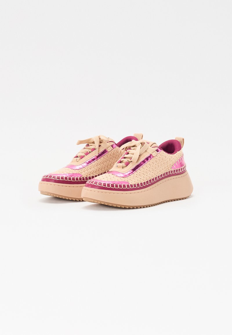 Trampki lace-up z beżową i różową plecionką na cholewce, wyściełanym kołnierzem oraz grubą, teksturowaną podeszwą, z kontrastującymi detalami ściegów.