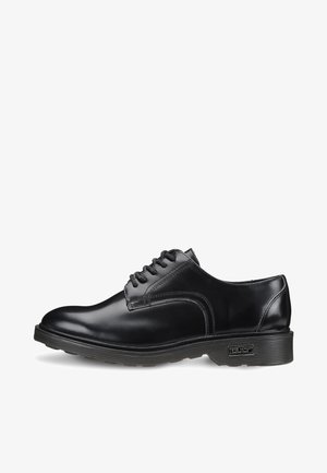 Chaussure habillée en cuir noir avec un bout arrondi, un design à lacets, des accents cousus et une semelle en caoutchouc texturée. Présente un petit logo sur le côté.