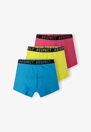 Tre paia di boxer: uno blu, uno giallo e uno rosa. Ognuno presenta un elastico nero con la parola "RISpetto" stampata in grassetto.