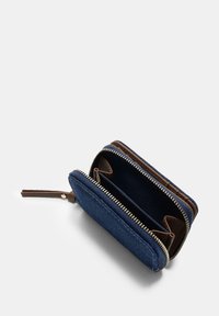 Portafoglio in denim con esterno blu e interno marrone. Presenta una chiusura con zip, due scomparti e una superficie testurizzata.