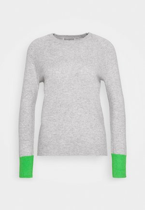 Lichtgrijze gebreide trui met lange mouwen en felgroene manchetten, ronde halslijn en een getailleerd silhouet.