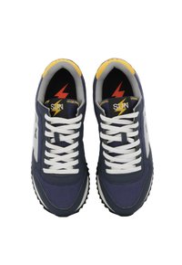 Sneaker navy con lacci bianchi, tomaia in tessuto, suola in gomma, dettagli gialli e neri sulla linguetta con la scritta "SUN" e fulmini.