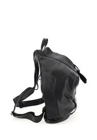 Sac à dos en cuir noir avec des bretelles ajustables et une poignée supérieure, présenté de profil sur un fond blanc.