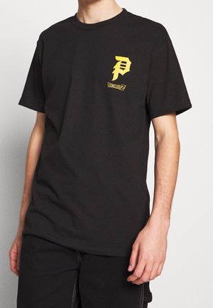 Schwarzes Baumwoll-T-Shirt mit kurzen Ärmeln und einem gelben Grafiklogo auf der linken Brust. Rundhalsausschnitt, gerade Passform, minimal strukturierte Oberfläche.