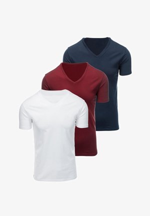 Tre enkle V-hals t-shirts med korte ærmer i hvid, bordeaux og mørkeblå, arrangeret forfra og bagud på en hvid baggrund.